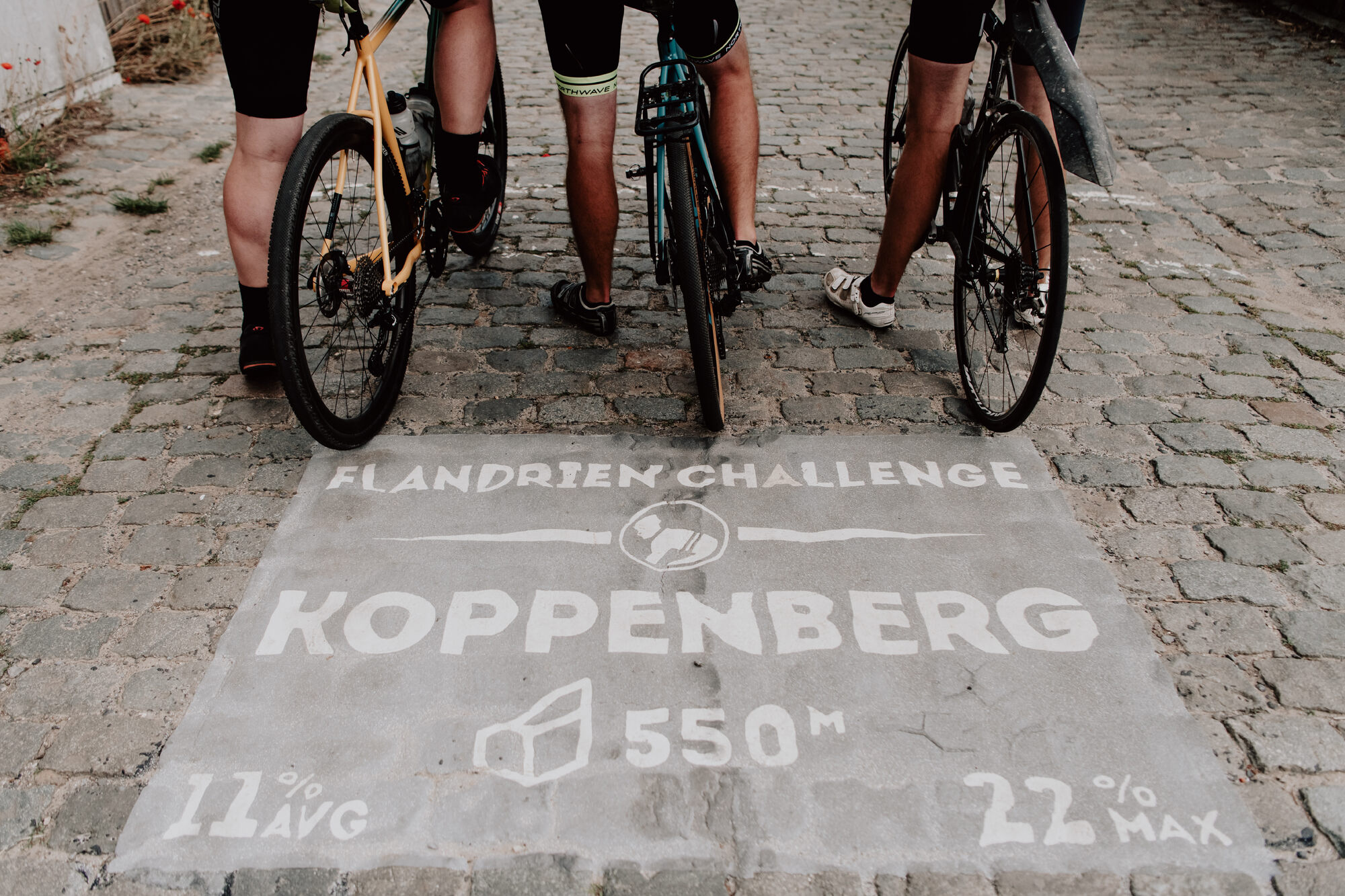 Fietsers aan de voet van de Koppenberg