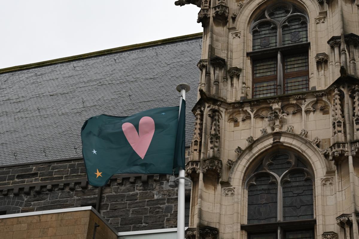 De Koestervlag aan het stadhuis