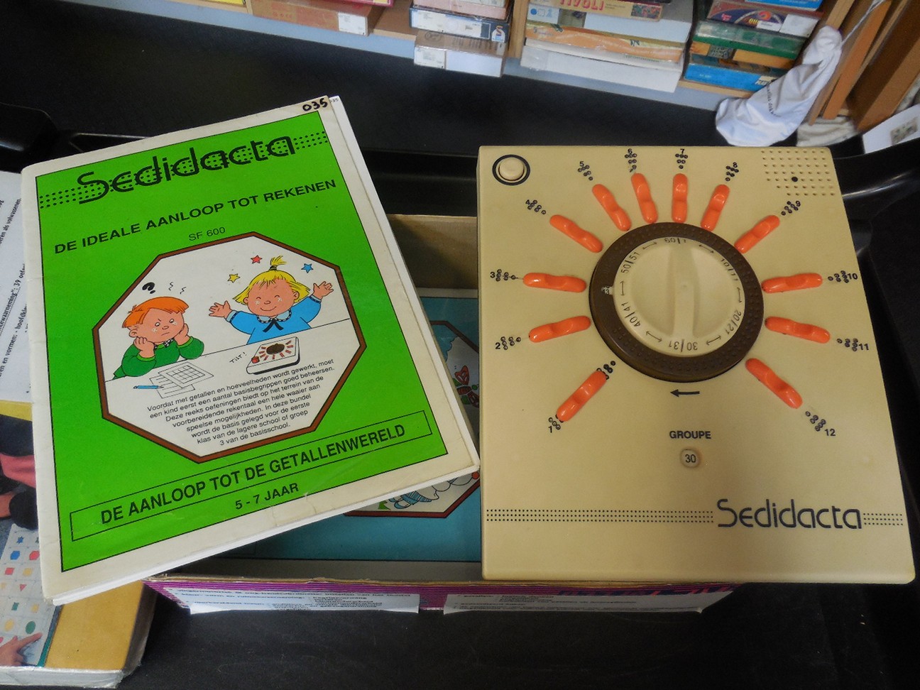 Sedidacta-toestel met opgavemap