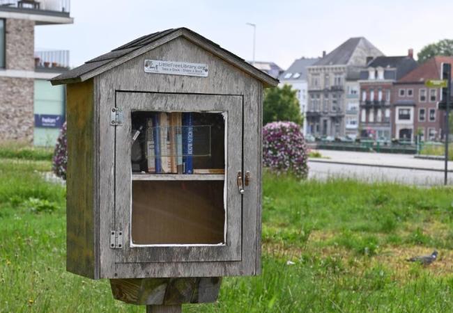 Boekenruilkastje aan de schommelbanken Louise Mariekaai