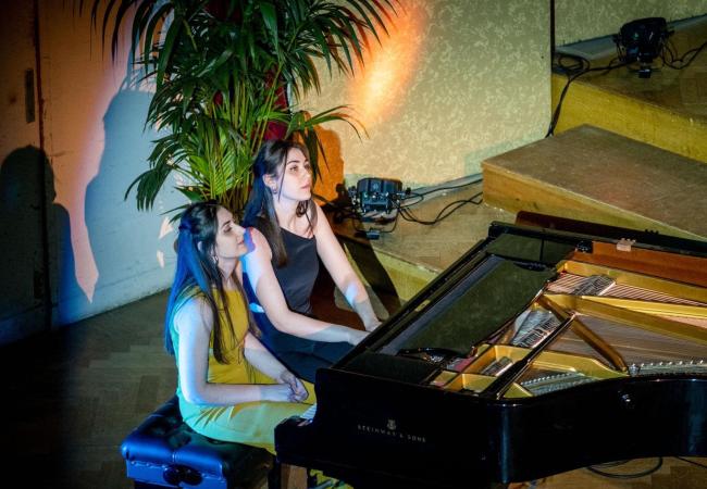  Fiona & Chiara Alaimo
