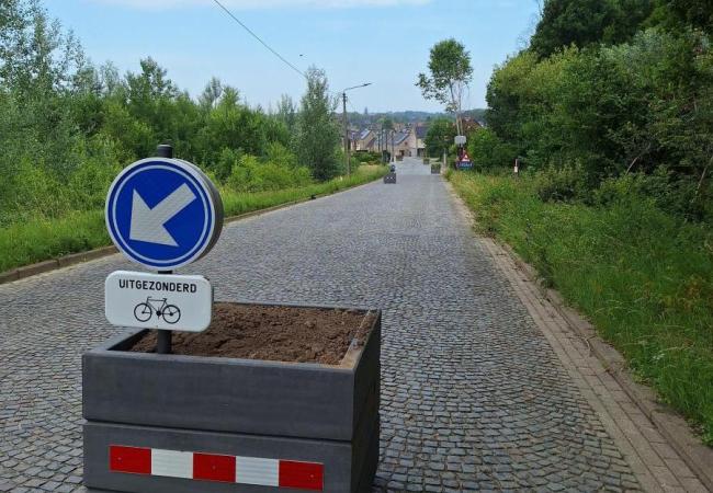 Bloembakken als wegversmalling op de Katteberg