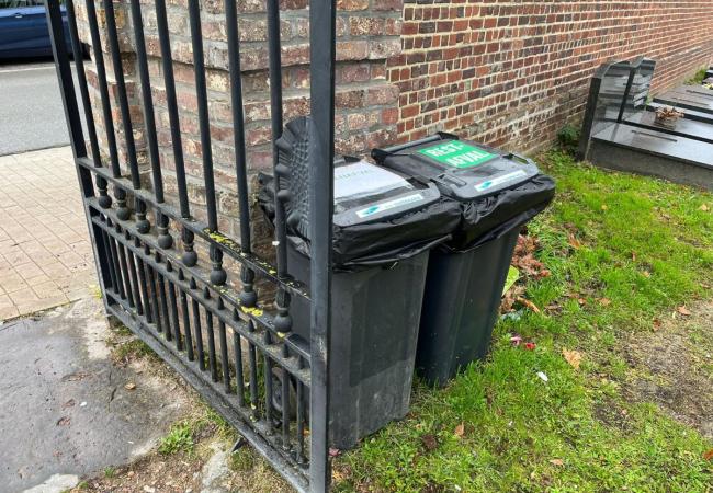 Vuilbakken op de begraafplaats in de Dijkstraat
