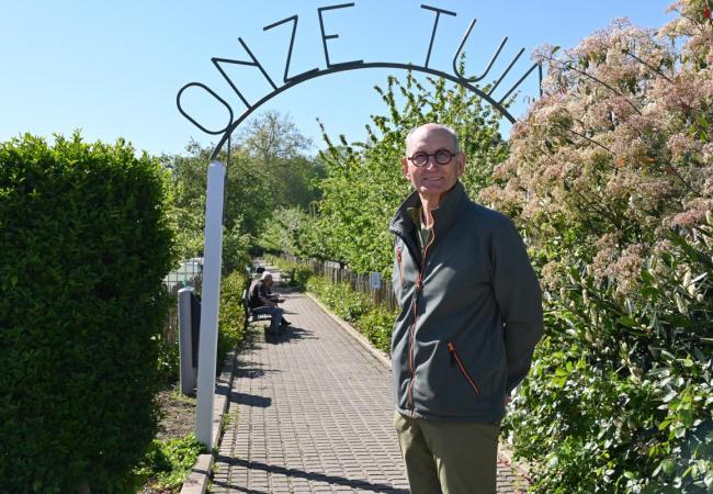 Bestuurslid Tom aan de volkstuinen