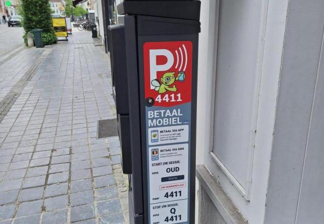 Nieuwe parkeerautomaat in de Nederstraat