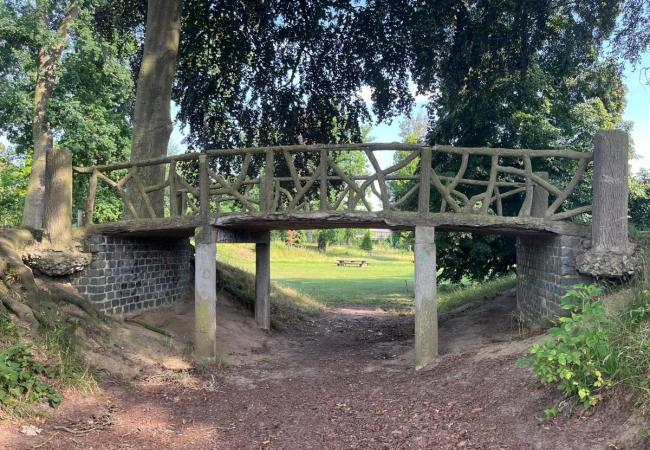 een van de te restaureren bruggen in het Liedtspark
