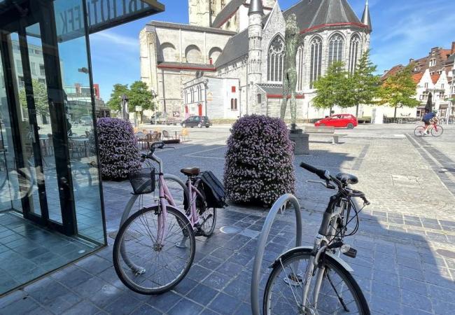Fietsbeugels aan de bib