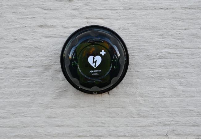 Het AED-toestel aan KABK