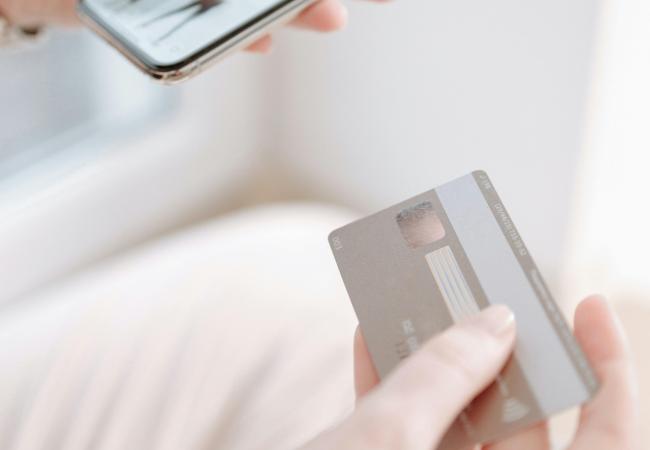 Betalen met de bank-app © Ligozovl