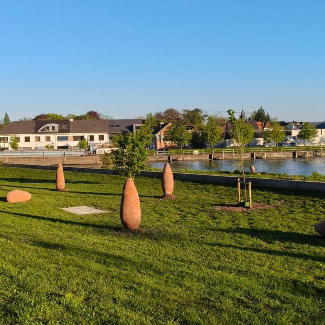 Modern menhirs aan de Scheldekop