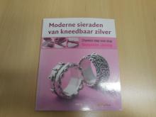 Moderne sieraden van kneedbaar zilver