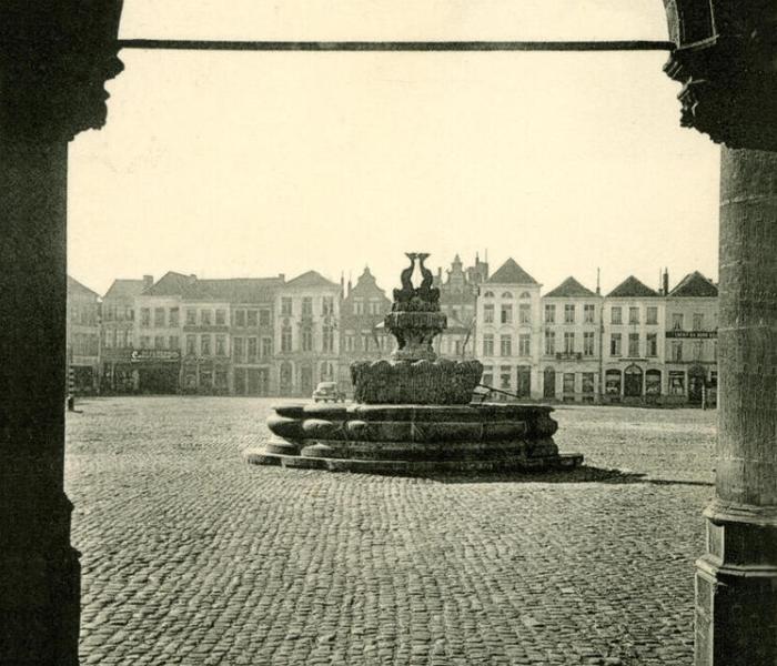 Stadhuis, lakenhalle, belfort en koninklijke fontein